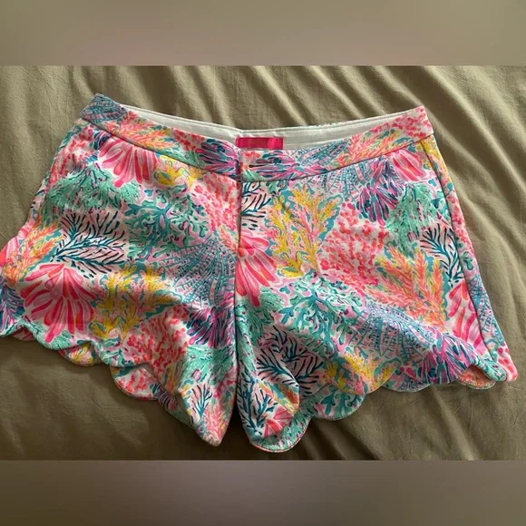 Lilly Pulitzer Buttercup knit shorts, scalloped hem, size 10 - Picture 1 of 5